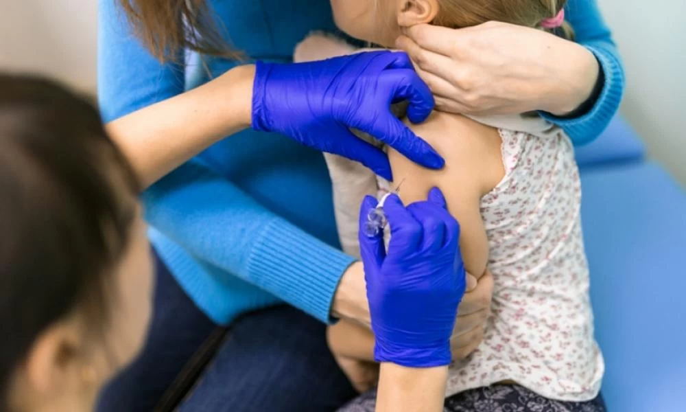 Εξετάζεται ο εμβολιασμός των παιδιών από 12-15 ετών